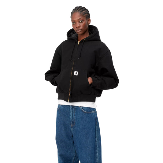 Casaco com carapuço para mulher Carhartt WIP W' OG Active em Preto com lavagem rinsed. Foto da parte da frente, vestido.
