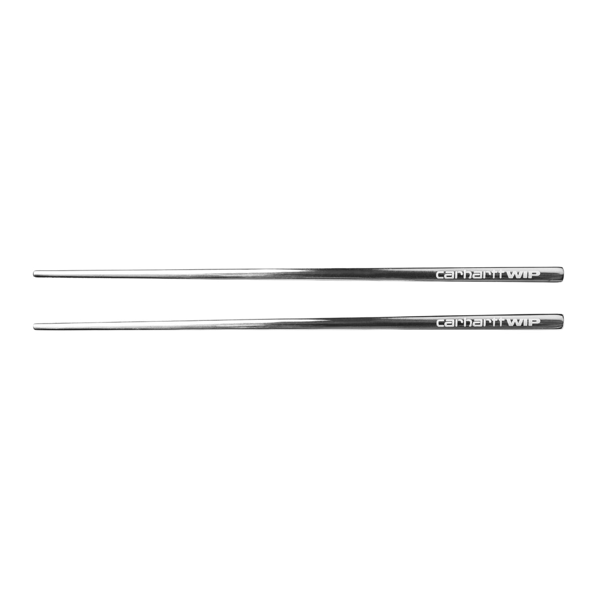 Pauzinhos Carhartt WIP WIP Chopsticks em Prateado — par de pauzinhos em aço inoxidável com acabamento espelhado, logo Carhartt WIP gravado a laser na extremidade superior, dispostos em paralelo, fundo branco.