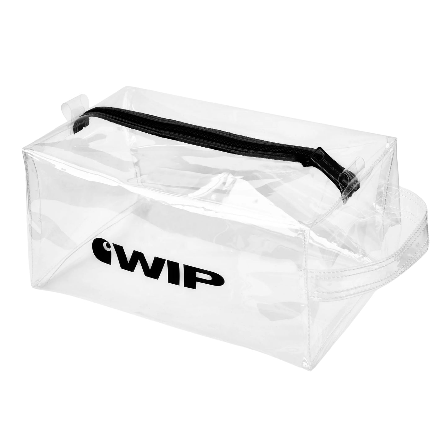 Bolsa de higiene Carhartt WIP Wash Bag em Clear — produto em ângulo de três quartos, TPU transparente rígido em formato retangular, logotipo "©WIP" impresso a preto em grande na face frontal, fecho de correr preto no topo com puxador transparente, pega interior branca visível através do material, fundo branco.