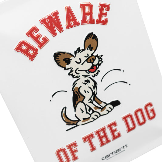 Placa Carhartt WIP Wild Dog Beware em Multicolor. Foto em detalhe do sinal.