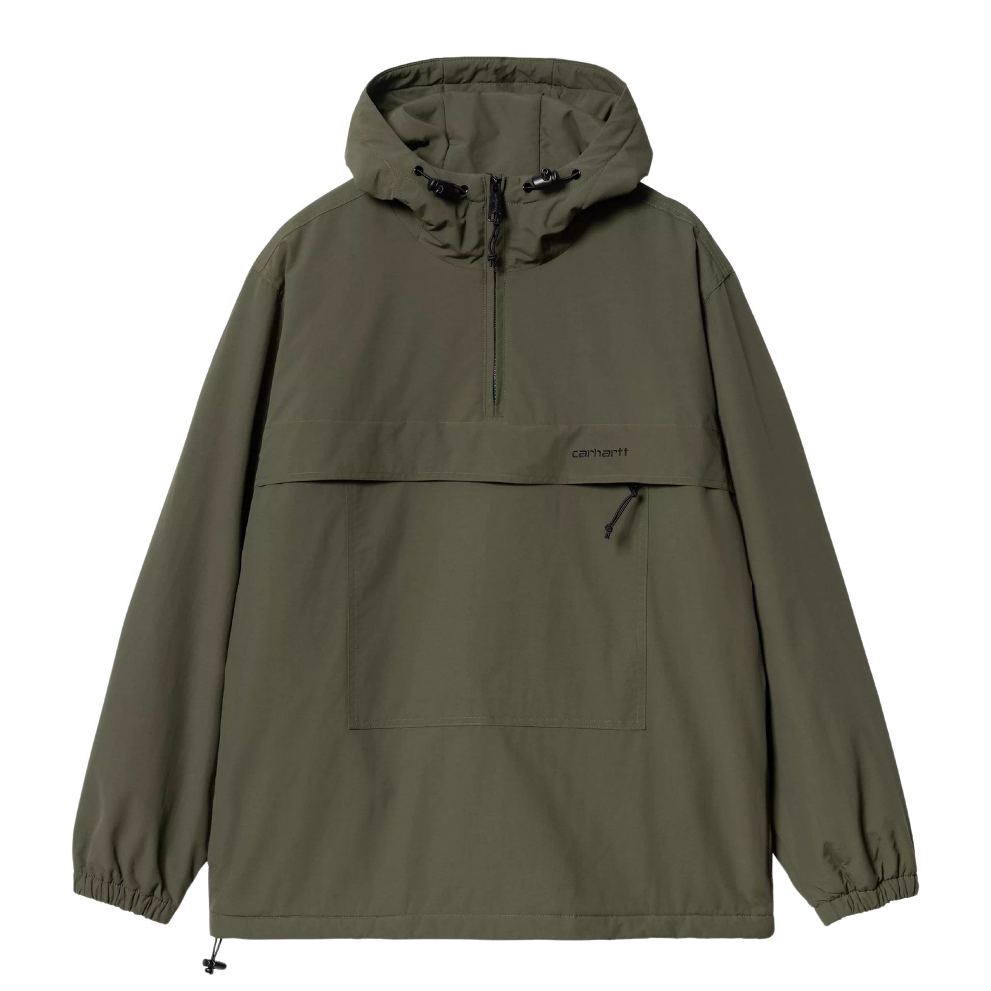 Anorak Carhartt WIP Windbreaker Pullover em Cypress / Black — vista frontal, produto sem modelo, capuz ajustável com cordão e dois ajustadores plásticos pretos, fecho de correr a meio do peito em Black, logótipo "carhartt." impresso à esquerda do peito, bolso frontal grande com fecho de correr e puxador preto, bolso lateral com fecho visível, punhos elásticos, cordão de ajuste na bainha com ponteira preta, nylon Supplex® verde militar Cypress, fundo branco.