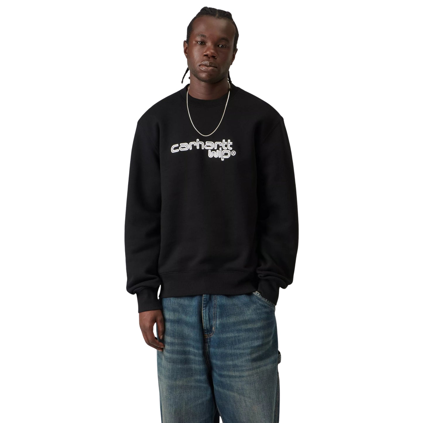 Camisola Carhartt WIP Wireless Sweat em Black / Wax — modelo masculino de frente, meio corpo, cabelo comprido castanho, fio fino ao pescoço, detalhe do bordado "carhartt wip®" ao peito em tipografia arredondada com duplo contorno branco/Wax, malha de algodão escovada preta, fundo branco.
