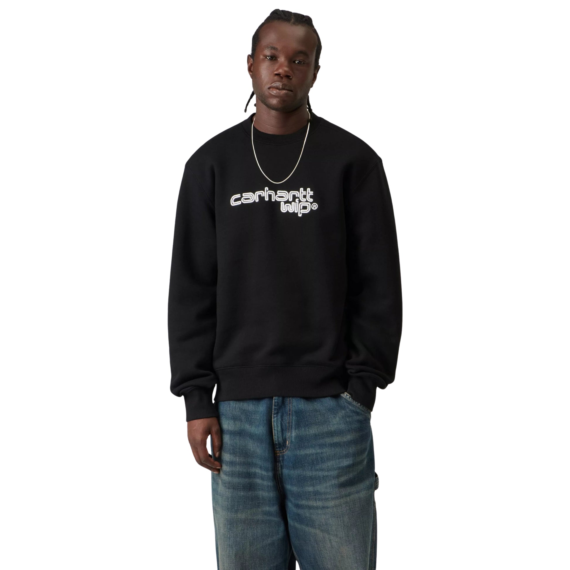 Camisola Carhartt WIP Wireless Sweat em Black / Wax — modelo masculino de frente, meio corpo, cabelo comprido castanho, fio fino ao pescoço, detalhe do bordado "carhartt wip®" ao peito em tipografia arredondada com duplo contorno branco/Wax, malha de algodão escovada preta, fundo branco.