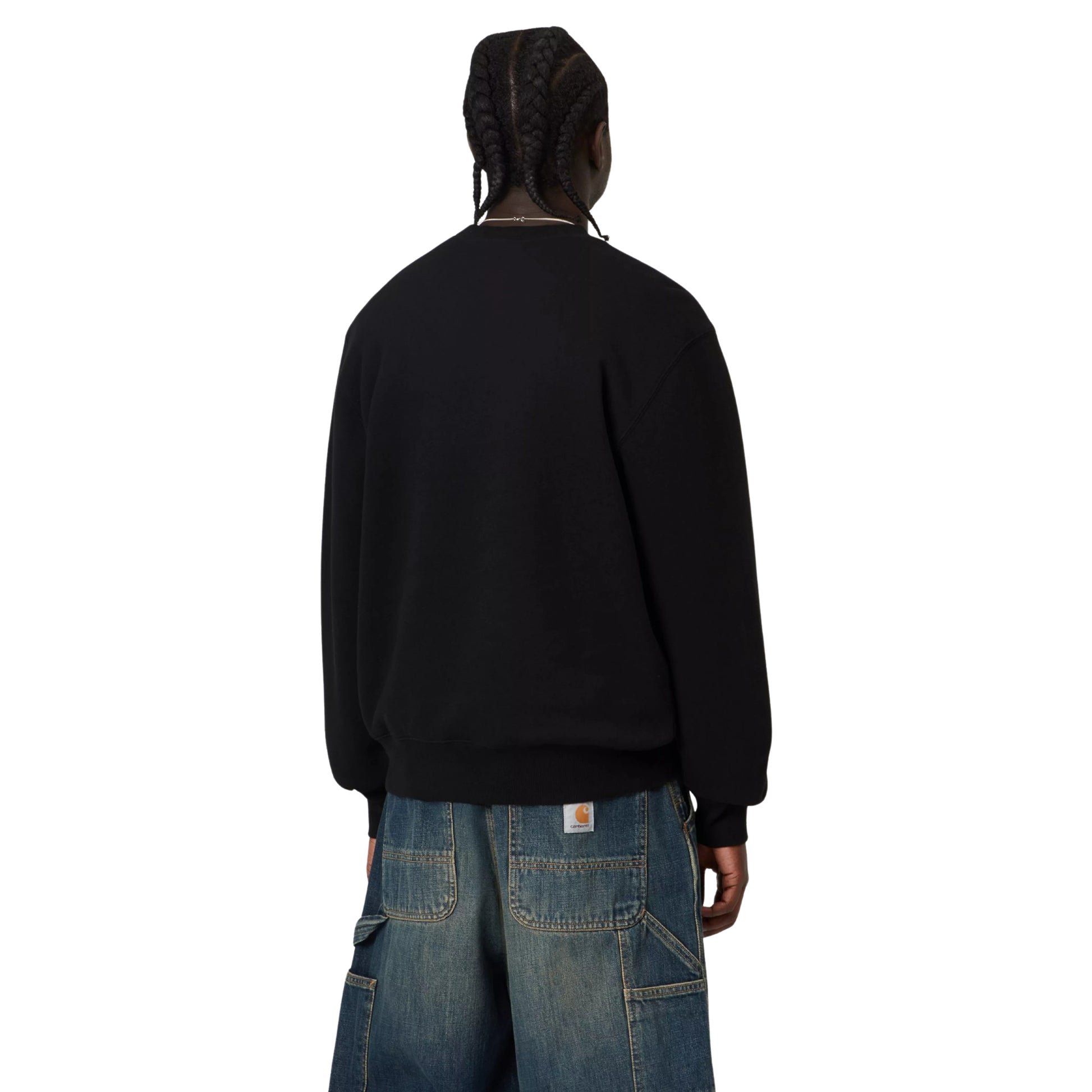 Camisola Carhartt WIP Wireless Sweat em Black / Wax — modelo masculino de costas, meio corpo, cabelo comprido castanho, costas limpas sem gráfico, malha de algodão escovada preta, calças wide-leg escuras, fundo branco.