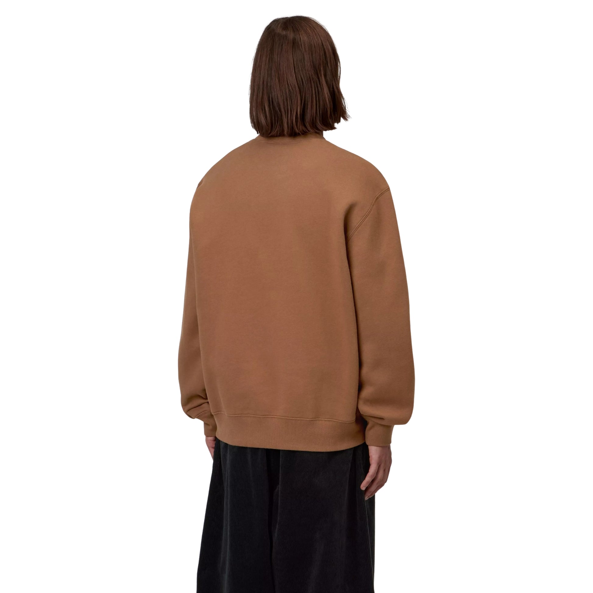 Camisola Carhartt WIP Wireless Sweat em Hamilton Brown / Black — modelo masculino de costas, meio corpo, cabelo comprido castanho, costas limpas sem gráfico, malha de algodão escovada castanha Hamilton Brown, calças wide-leg bombazine preto, fundo branco.