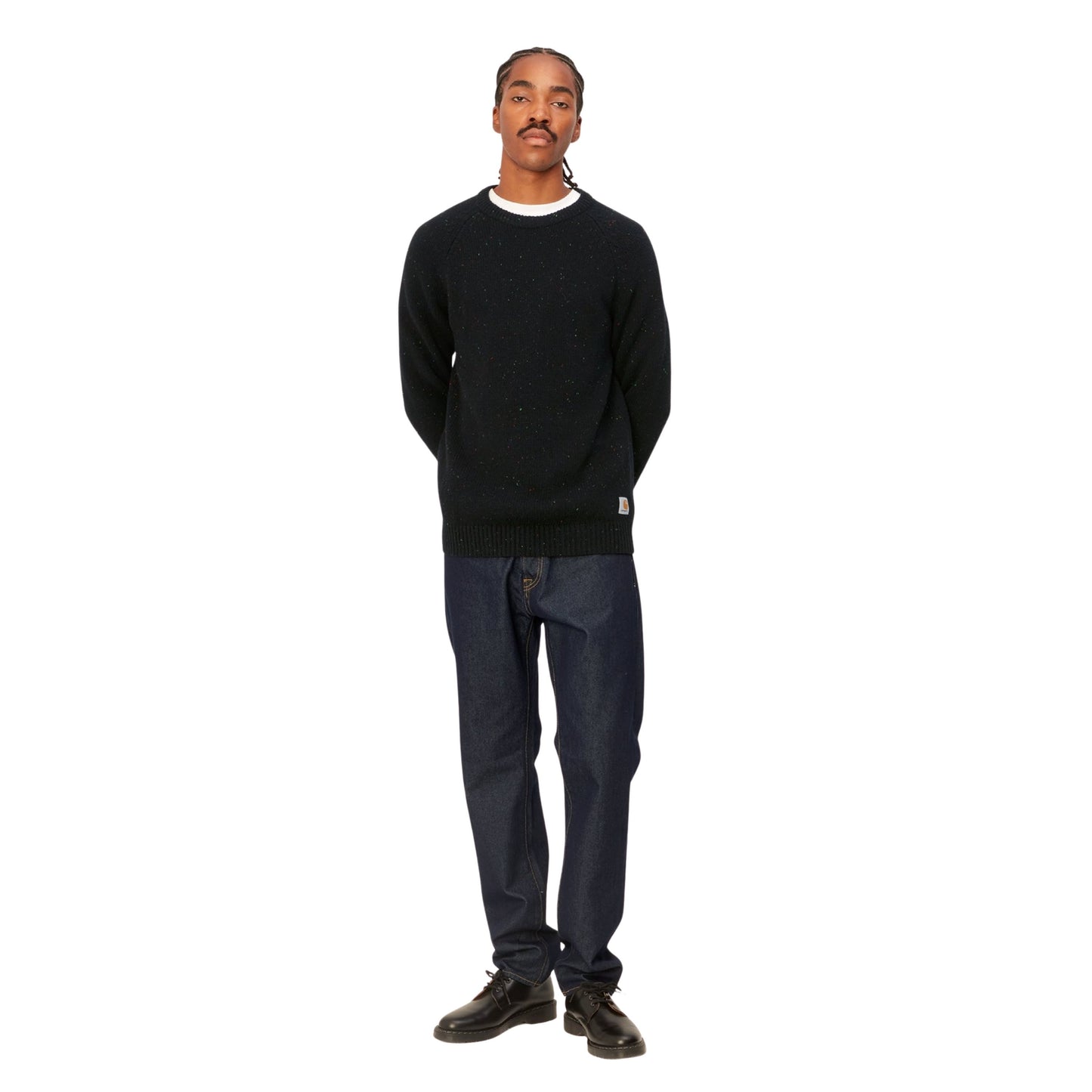 Camisola de malha para homem Carhartt WIP Anglistic em Speckled Black. Foto da parte da frente, vestida.