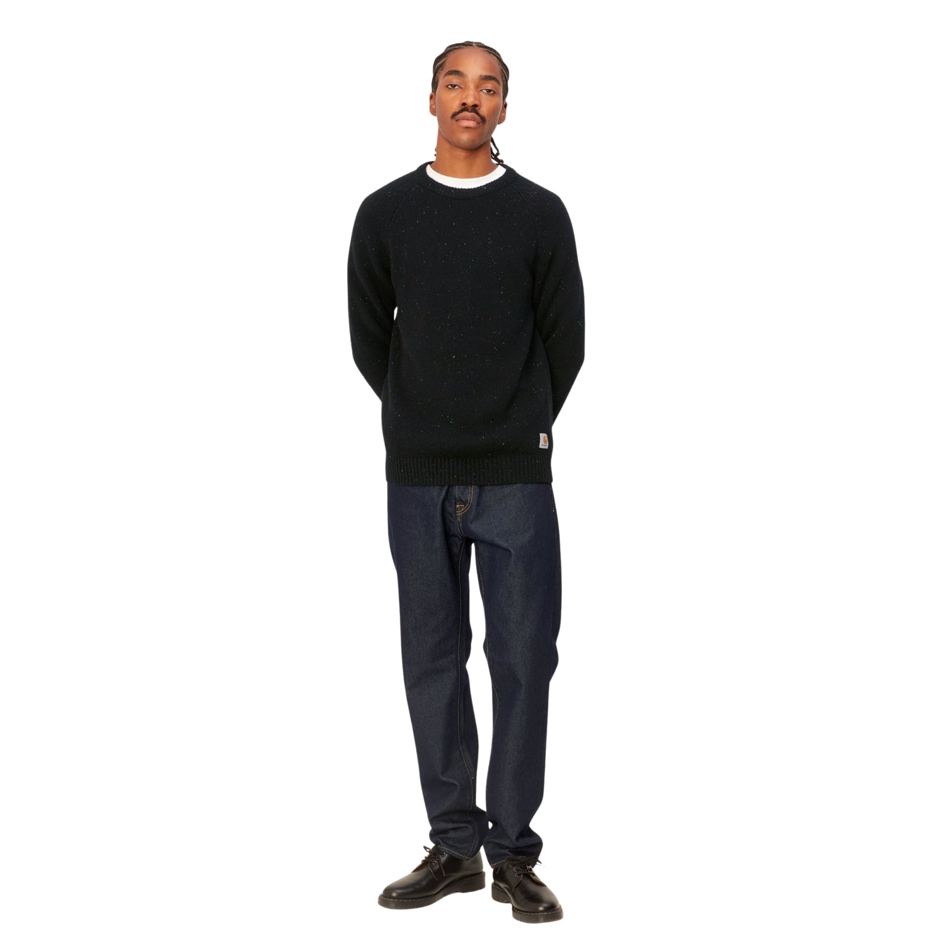 Camisola de malha para homem Carhartt WIP Anglistic em Speckled Black. Foto da parte da frente, vestida.
