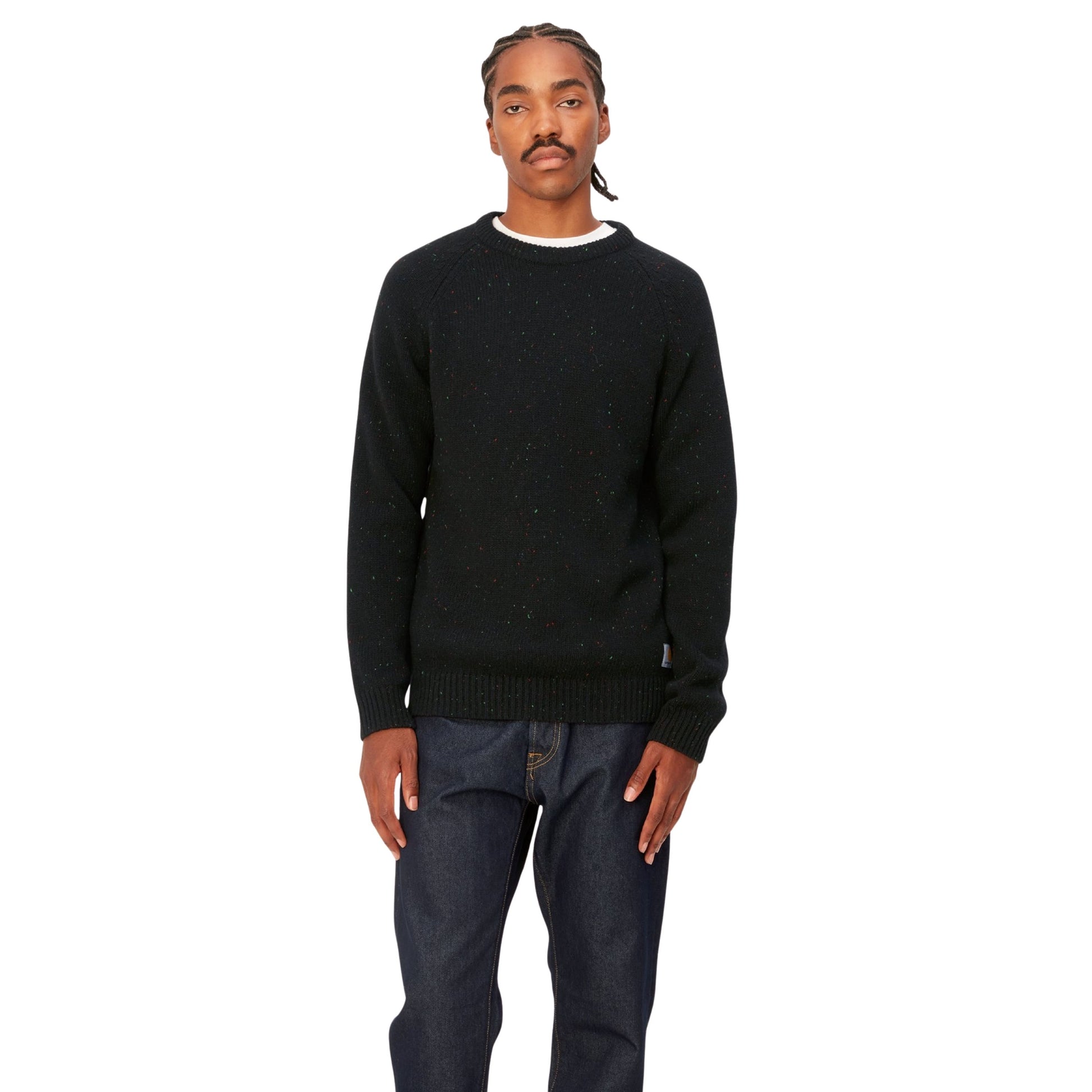Camisola de malha para homem Carhartt WIP Anglistic em Speckled Black. Foto da parte da frente, vestida.