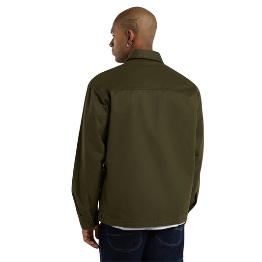 Casaco Dickies 247 em Deep Depths, vista de costas a três quartos no modelo, mostrando as costas lisas, a costura horizontal nos ombros e a bainha direita.