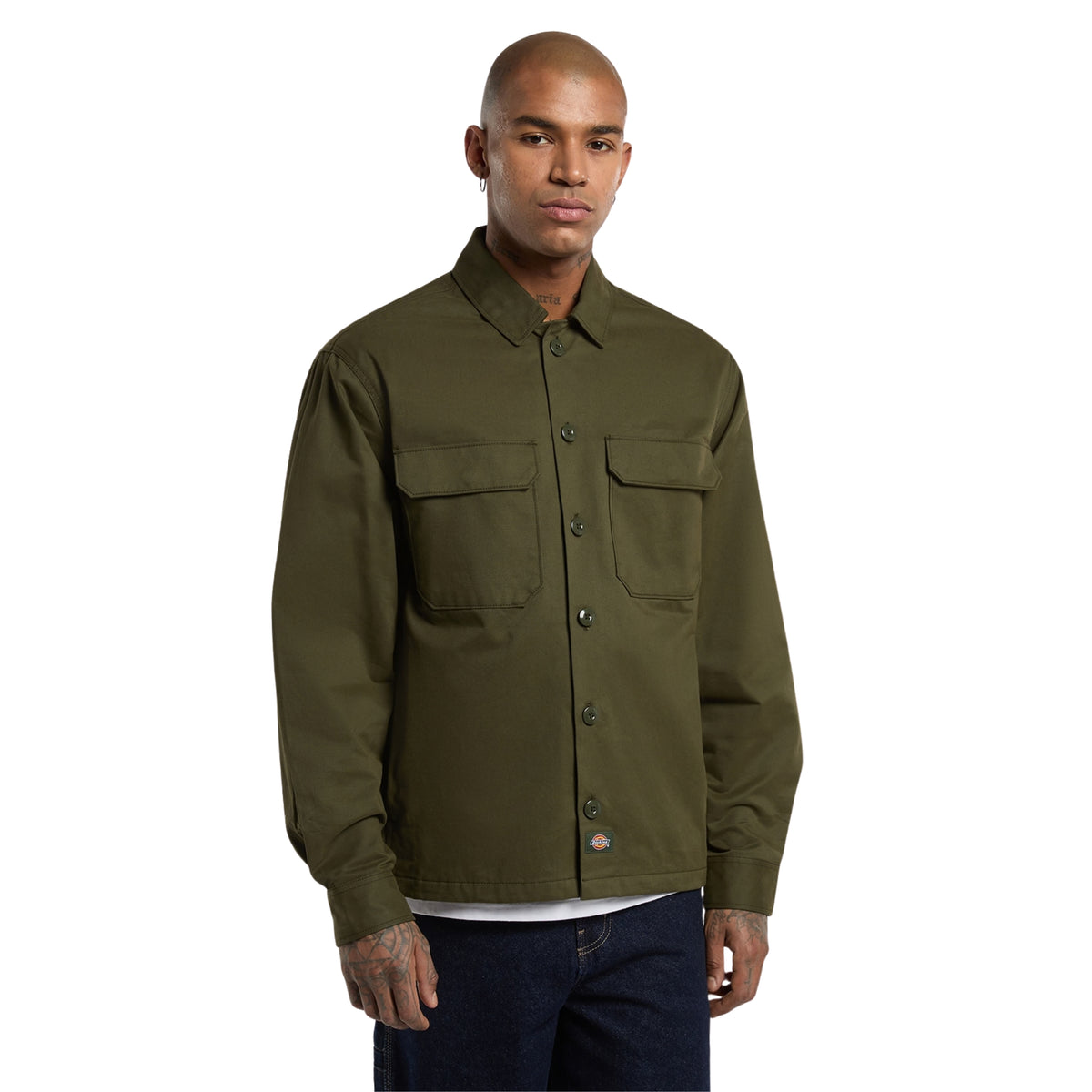 Casaco Dickies 247 em Deep Depths, vista frontal em plano médio no modelo, com fecho de botões fechado, gola clássica, dois bolsos de peito com pala e etiqueta acima da bainha.