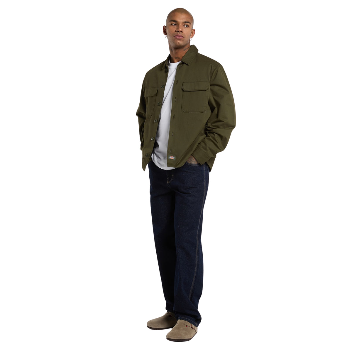 Casaco Dickies 247 em Deep Depths, vista de corpo inteiro no modelo, usado aberto sobre uma t-shirt branca, com jeans escuros e calçado bege.