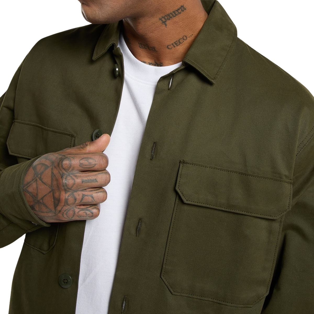 Casaco Dickies 247 em Deep Depths, close-up da parte superior no modelo, com gola clássica, botões e bolsos de peito com pala, usado aberto sobre uma t-shirt branca.