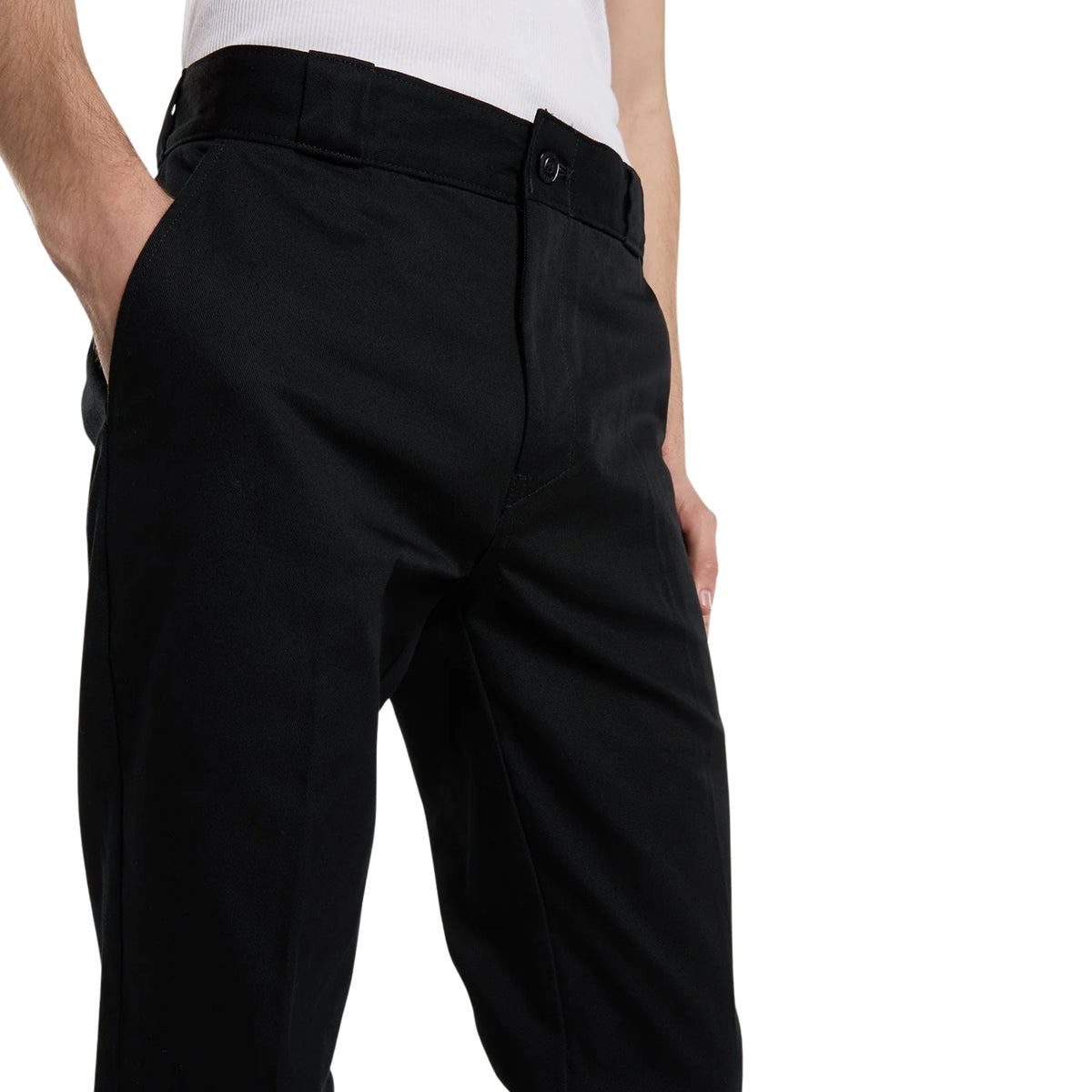 Calças Dickies 247 Slim Work Pant em Preto — detalhe frontal em close, tecido de algodão preto, pinças frontais, fecho oculto com botão, passadores para cinto e bolso lateral, fundo branco.