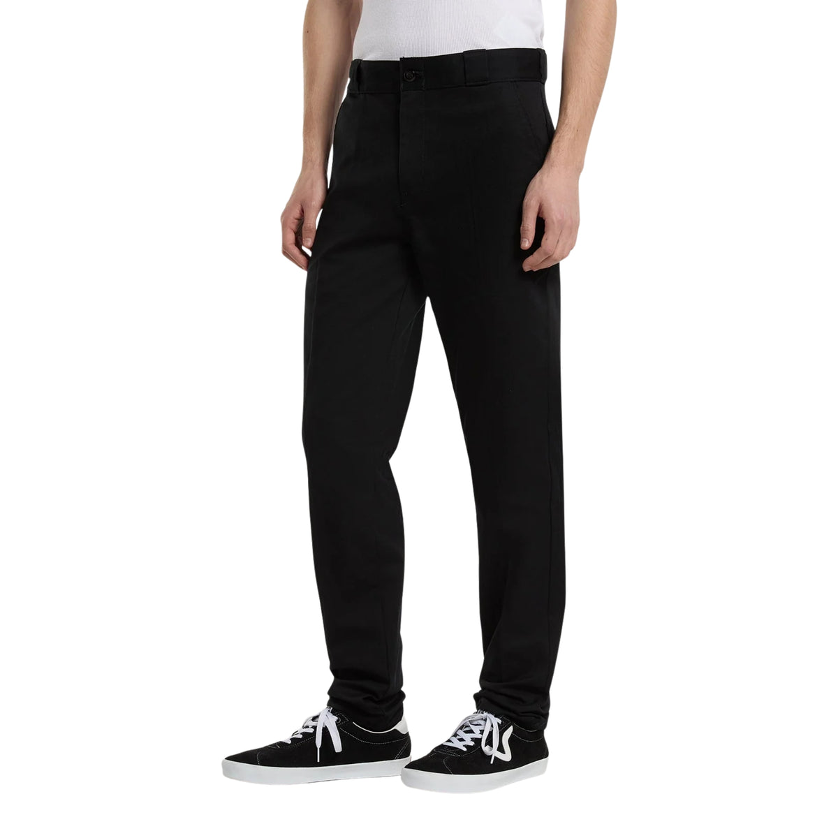 Calças Dickies 247 Slim Work Pant em Preto — modelo a usar calças pretas de corte slim, detalhe dos bolsos laterais e da perna afunilada, fundo branco.