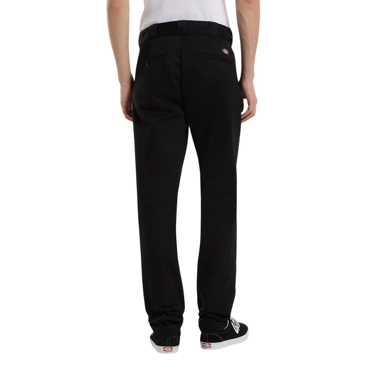 Calças Dickies 247 Slim Work Pant em Preto — modelo de costas, enquadramento da cintura aos pés, bolsos traseiros ribeteados, etiqueta woven Dickies vermelha e corte slim, fundo branco.
