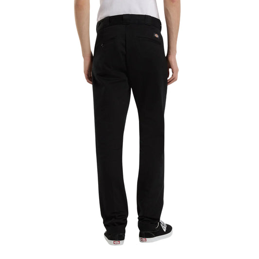 Calças Dickies 247 Slim Work Pant em Preto — modelo de costas, enquadramento da cintura aos pés, bolsos traseiros ribeteados, etiqueta woven Dickies vermelha e corte slim, fundo branco.