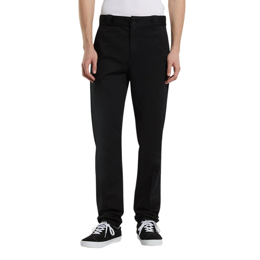 Calças Dickies 247 Slim Work Pant em Preto — modelo de frente, enquadramento da cintura aos pés, calças pretas com corte slim, pinças frontais, fecho oculto, bolsos laterais e sapatilhas skate pretas, fundo branco.