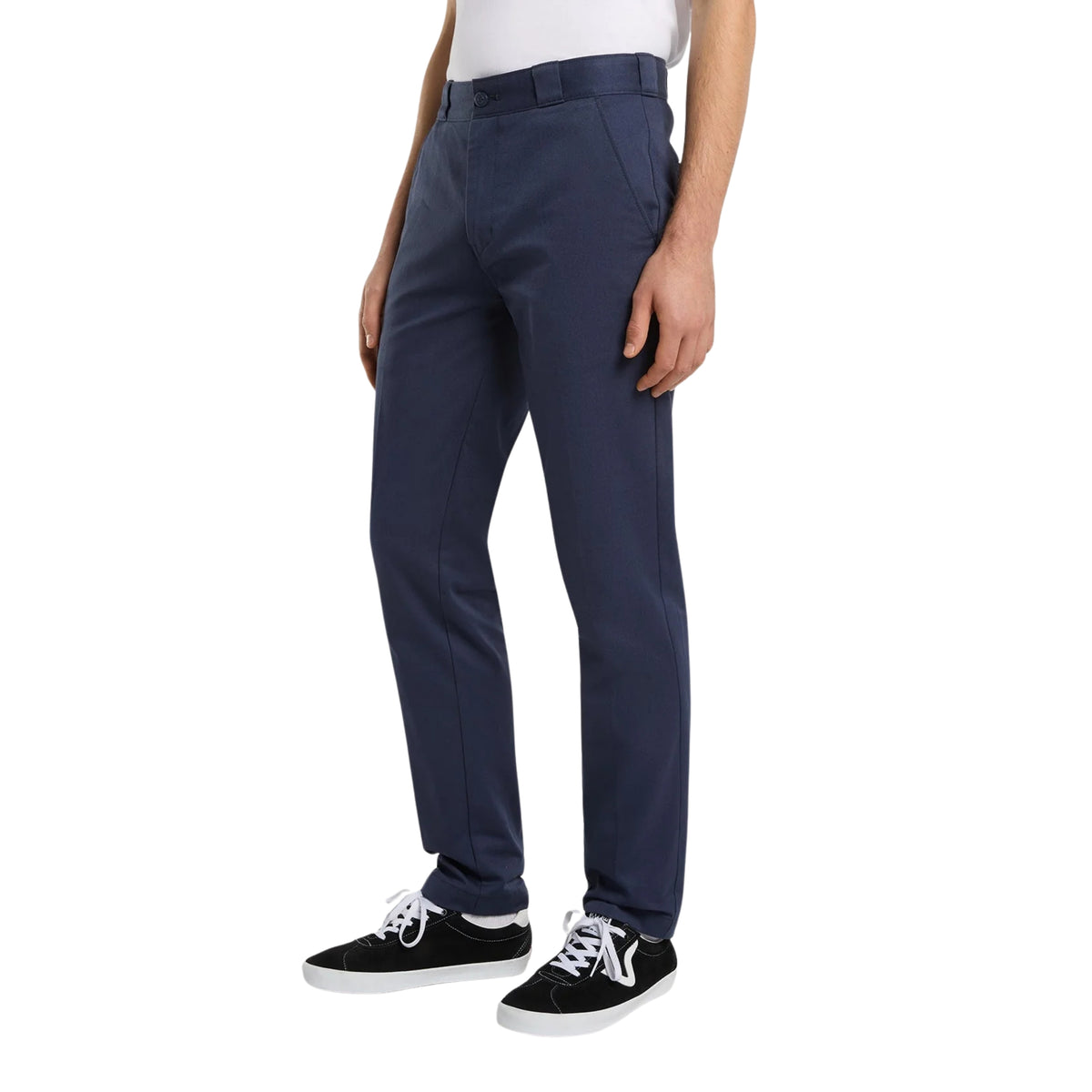 Calças Dickies 247 Slim Work Pant em Dark Navy — modelo de perfil em ângulo, cintura aos pés, calças azul-marinho escuro de corte slim com perna afunilada, bolso lateral visível, sapatilhas skate pretas, fundo branco