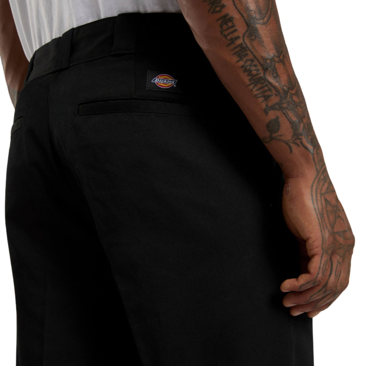 Calça para homem Dickies 247 Regular Work em Preto. Foto de detalhe da parte de trás, vestidas.