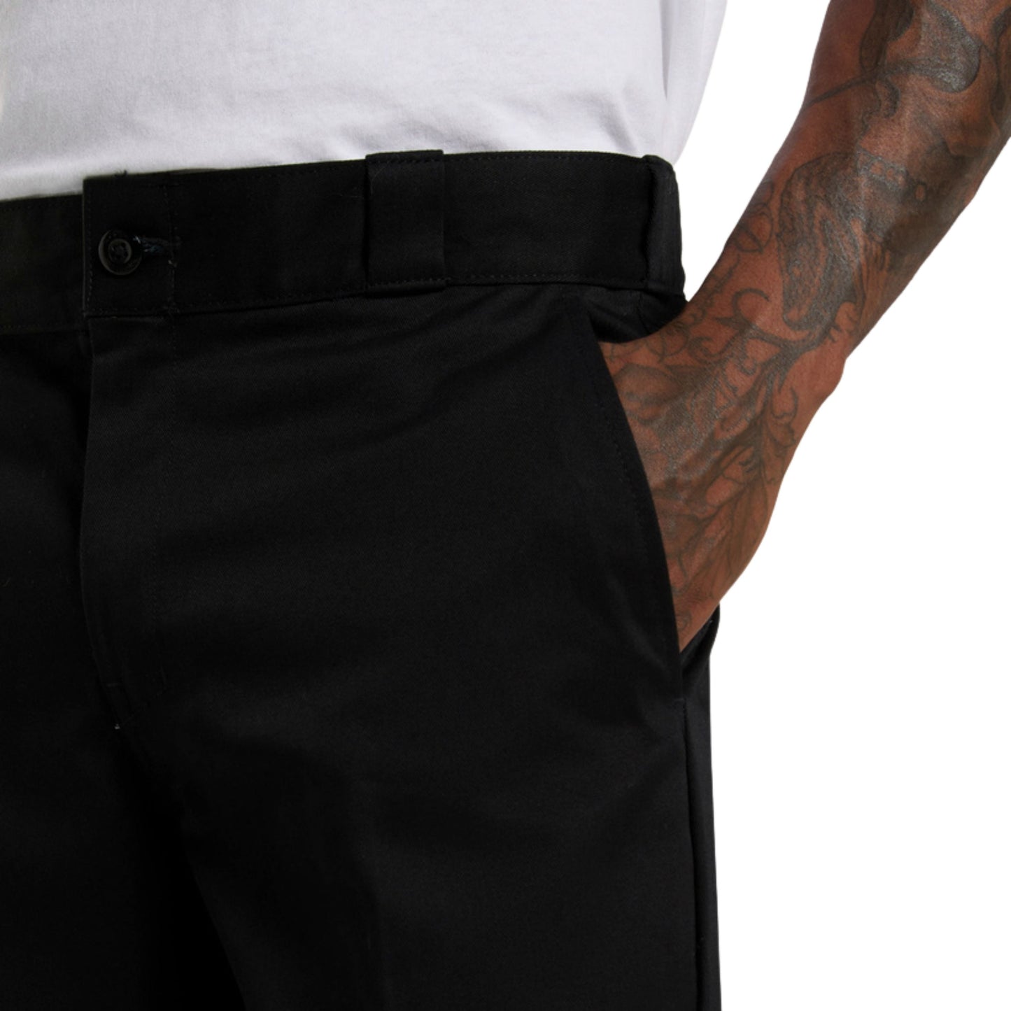 Calça para homem Dickies 247 Regular Work em Preto. Foto de detalhe da parte da frente, vestidas.