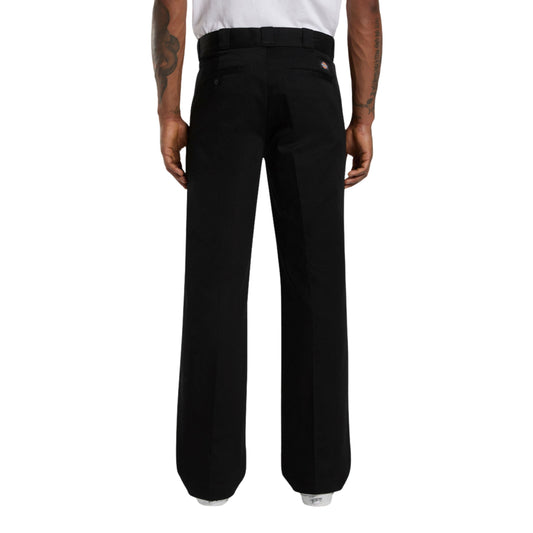 Calça para homem Dickies 247 Regular Work em Preto. Foto da parte de trás, vestidas.