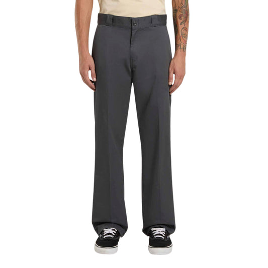 Calça para homem Dickies 247 Regular Work em Cinza Charcoal. Foto da parte da frente, vestidas.