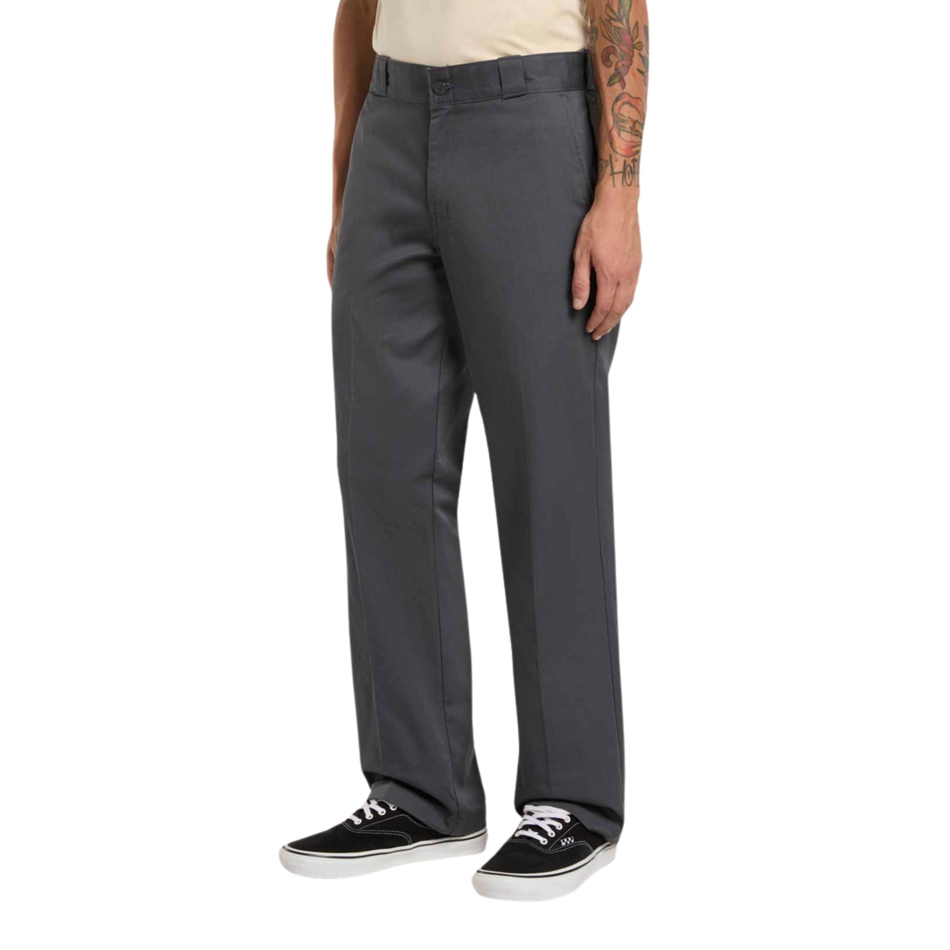 Calça para homem Dickies 247 Regular Work em Cinza Charcoal. Foto da parte da frente, vestidas.