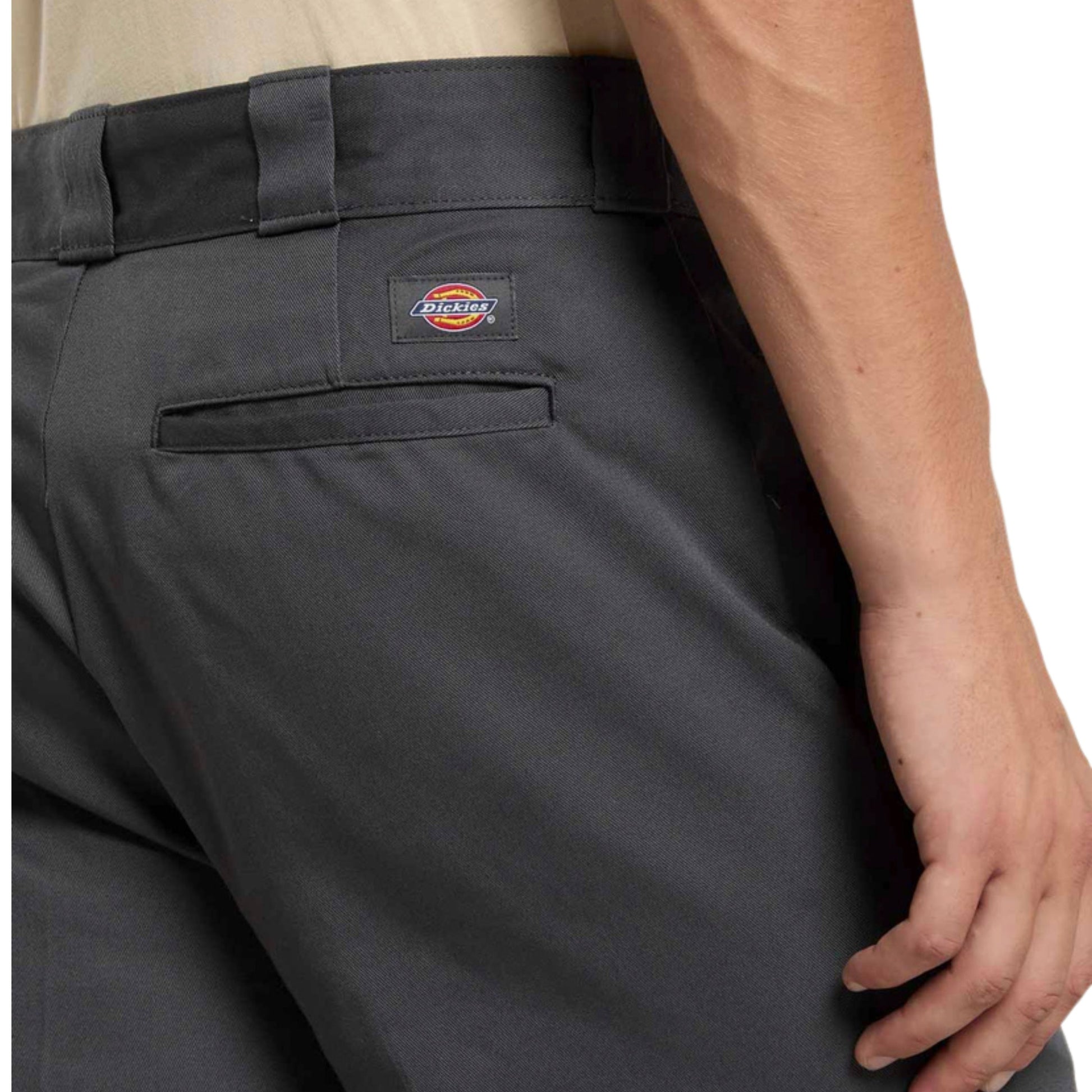 Calça para homem Dickies 247 Regular Work em Cinza Charcoal. Foto de detalhe da parte de trás, vestidas.