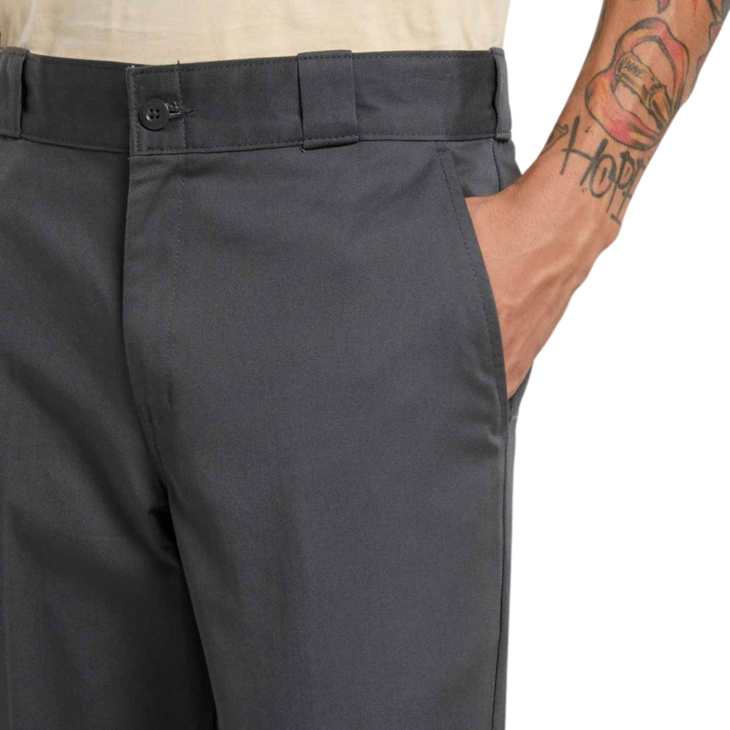 Calça para homem Dickies 247 Regular Work em Cinza Charcoal. Foto de detalhe da parte da frente, vestidas.