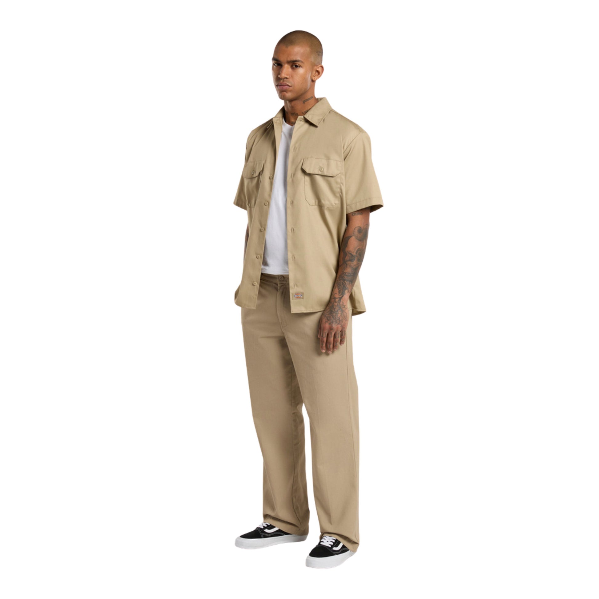Calça para homem Dickies 247 Regular Work em Desert Sand. Foto da parte da frente, vestidas.