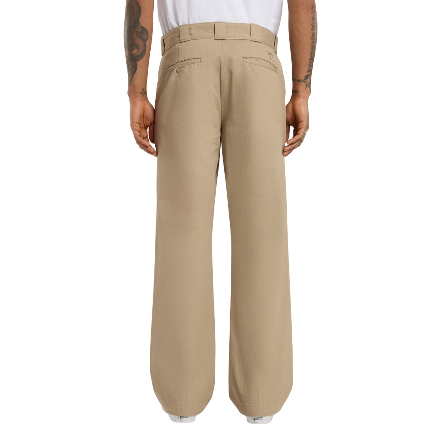 Calça para homem Dickies 247 Regular Work em Desert Sand. Foto da parte de trás, vestidas.