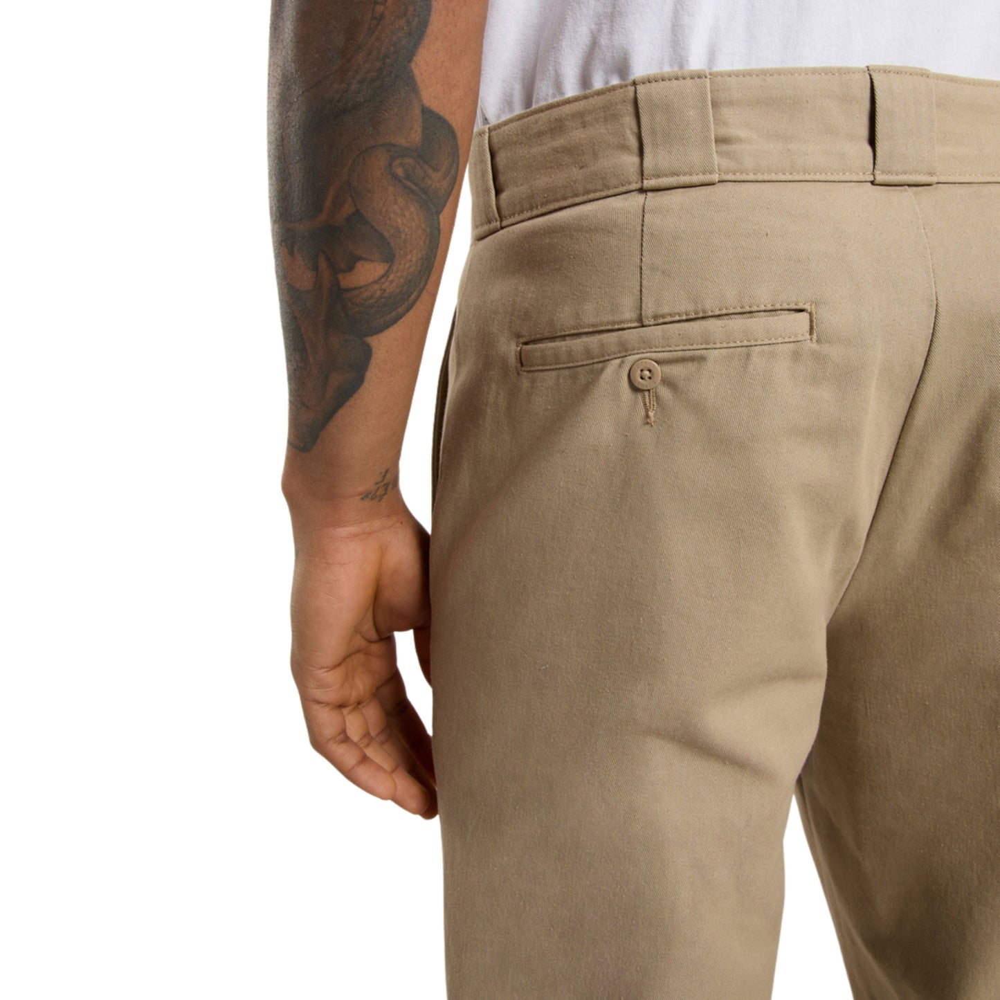 Calça para homem Dickies 247 Regular Work em Desert Sand. Foto de detalhe da parte de trás, vestidas.