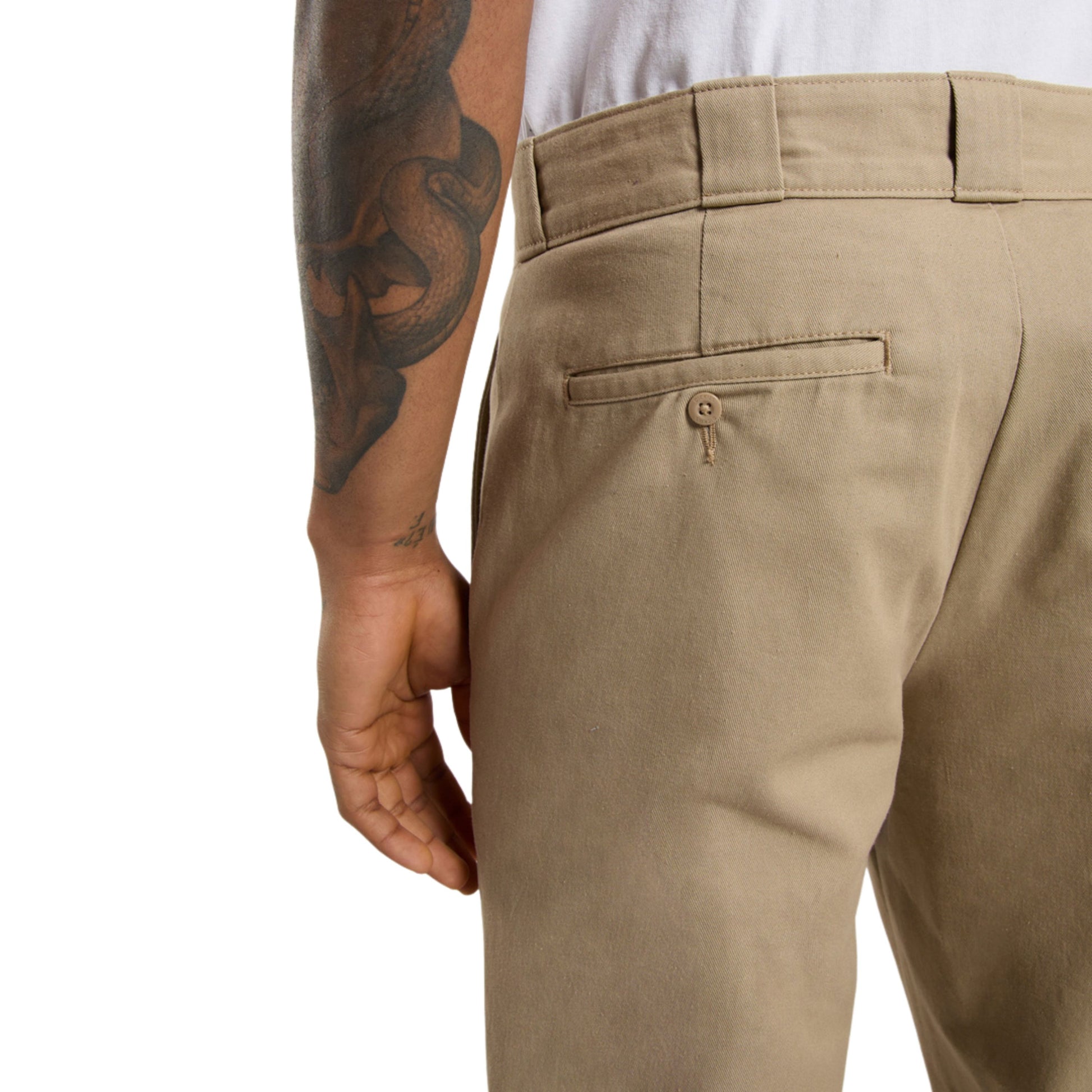 Calça para homem Dickies 247 Regular Work em Desert Sand. Foto de detalhe da parte de trás, vestidas.
