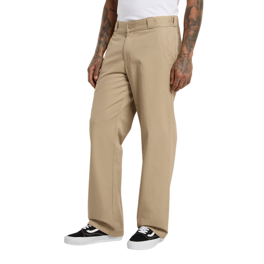 Calça para homem Dickies 247 Regular Work em Desert Sand. Foto da parte da frente, vestidas.