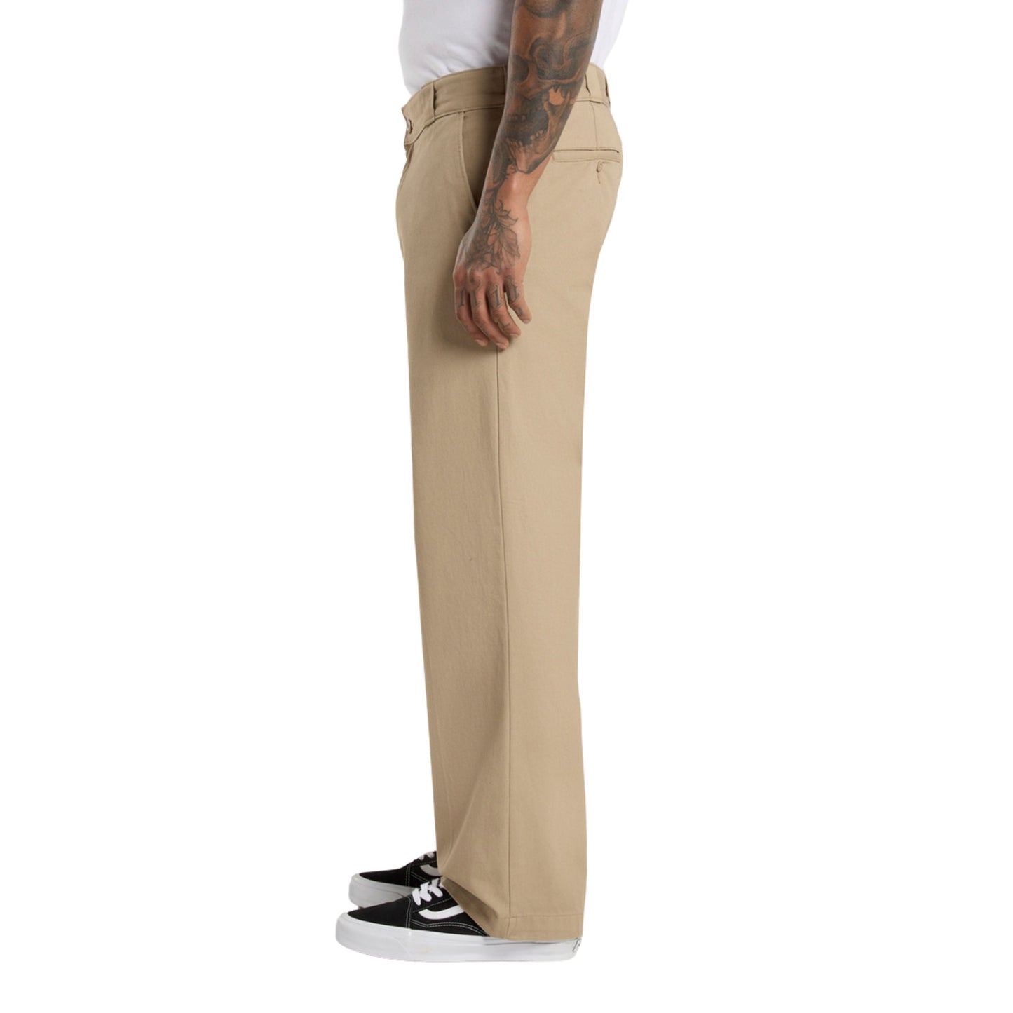 Calça para homem Dickies 247 Regular Work em Desert Sand. Foto da lateral, vestidas.