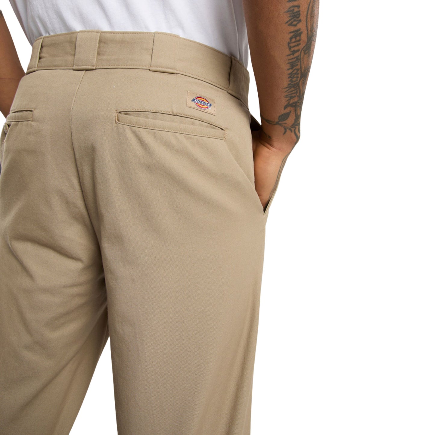 Calça para homem Dickies 247 Regular Work em Desert Sand. Foto da parte de trás, vestidas.