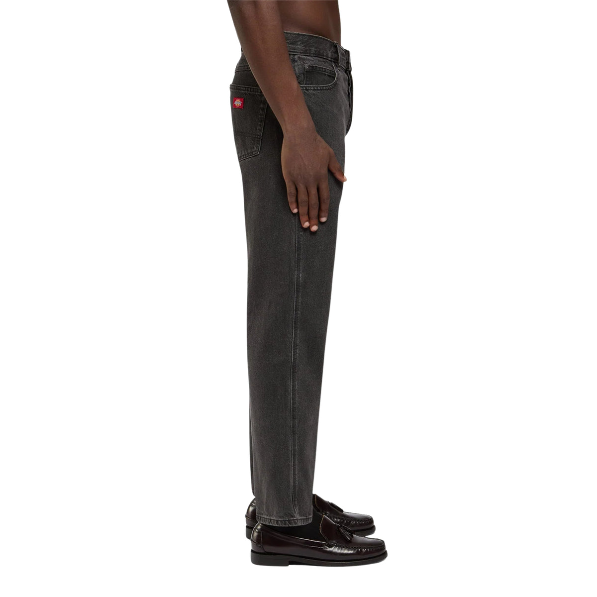 Vista lateral das calças de ganga Dickies 983 Regular Straight em preto lavado, com corte direito e costura lateral visível.