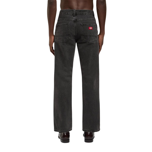 Calças de ganga Dickies 983 Regular Straight em preto lavado, vistas de costas no modelo, com dois bolsos traseiros e etiqueta vermelha.