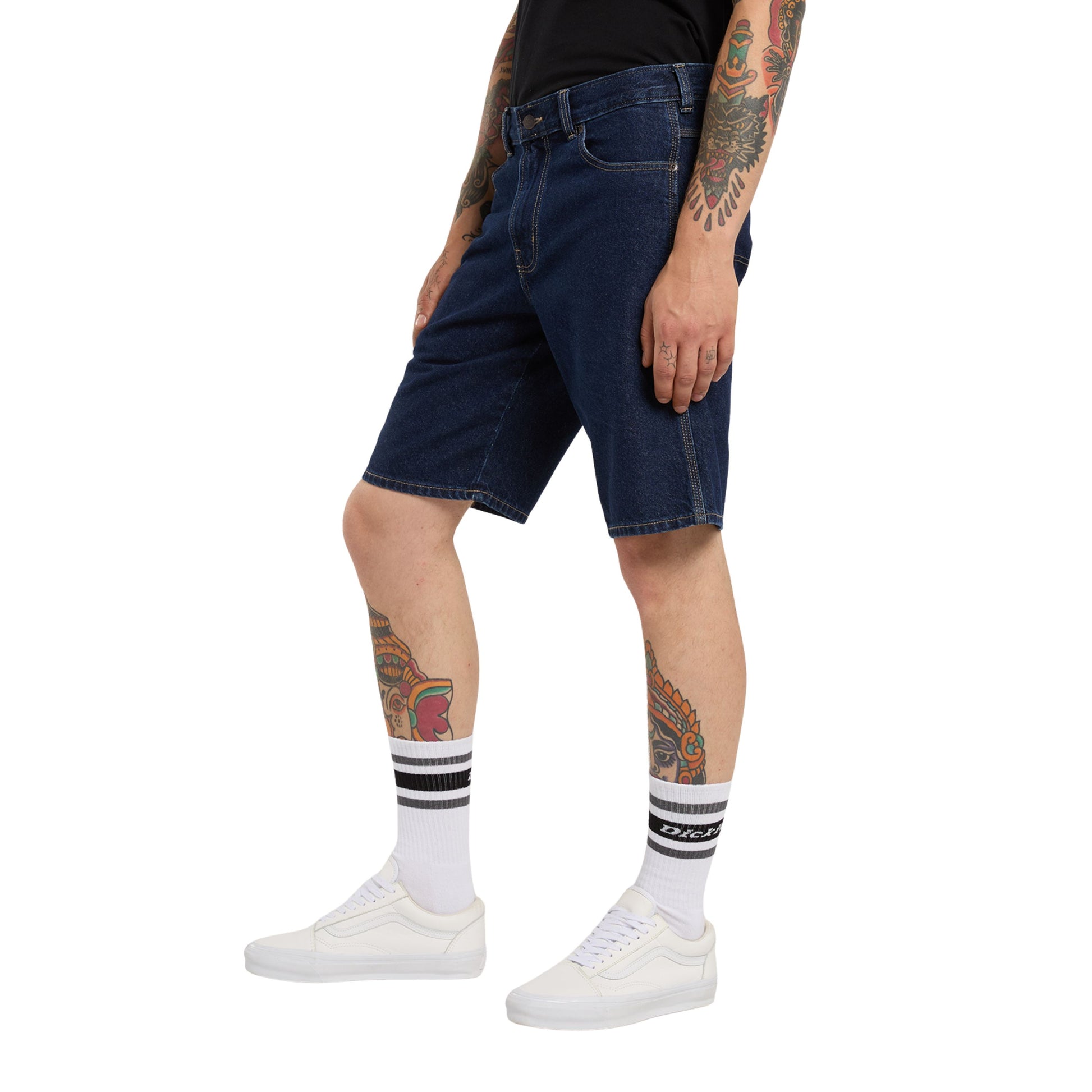 Calções de ganga para homem Dickies 993 11 Inch Carpenter em Dark Indigo. Foto da lateral, vestidos.