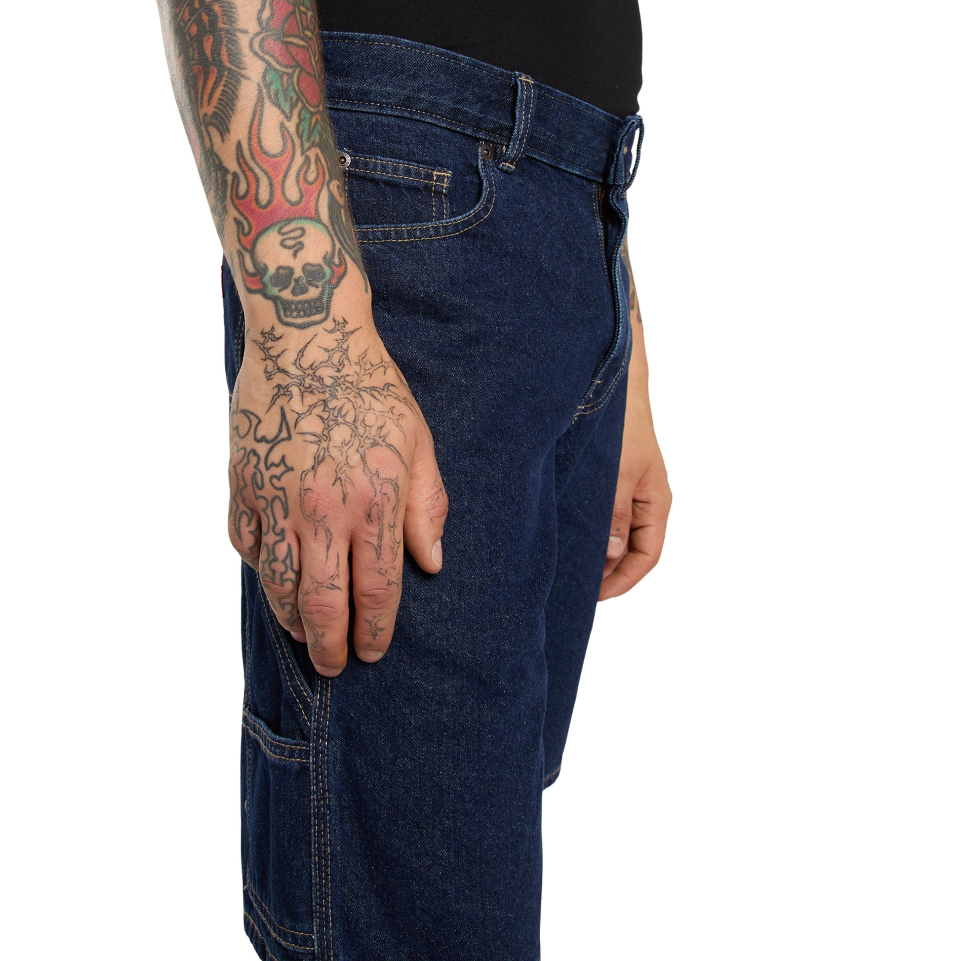 Calções de ganga para homem Dickies 993 11 Inch Carpenter em Dark Indigo. Foto da lateral, vestidos.