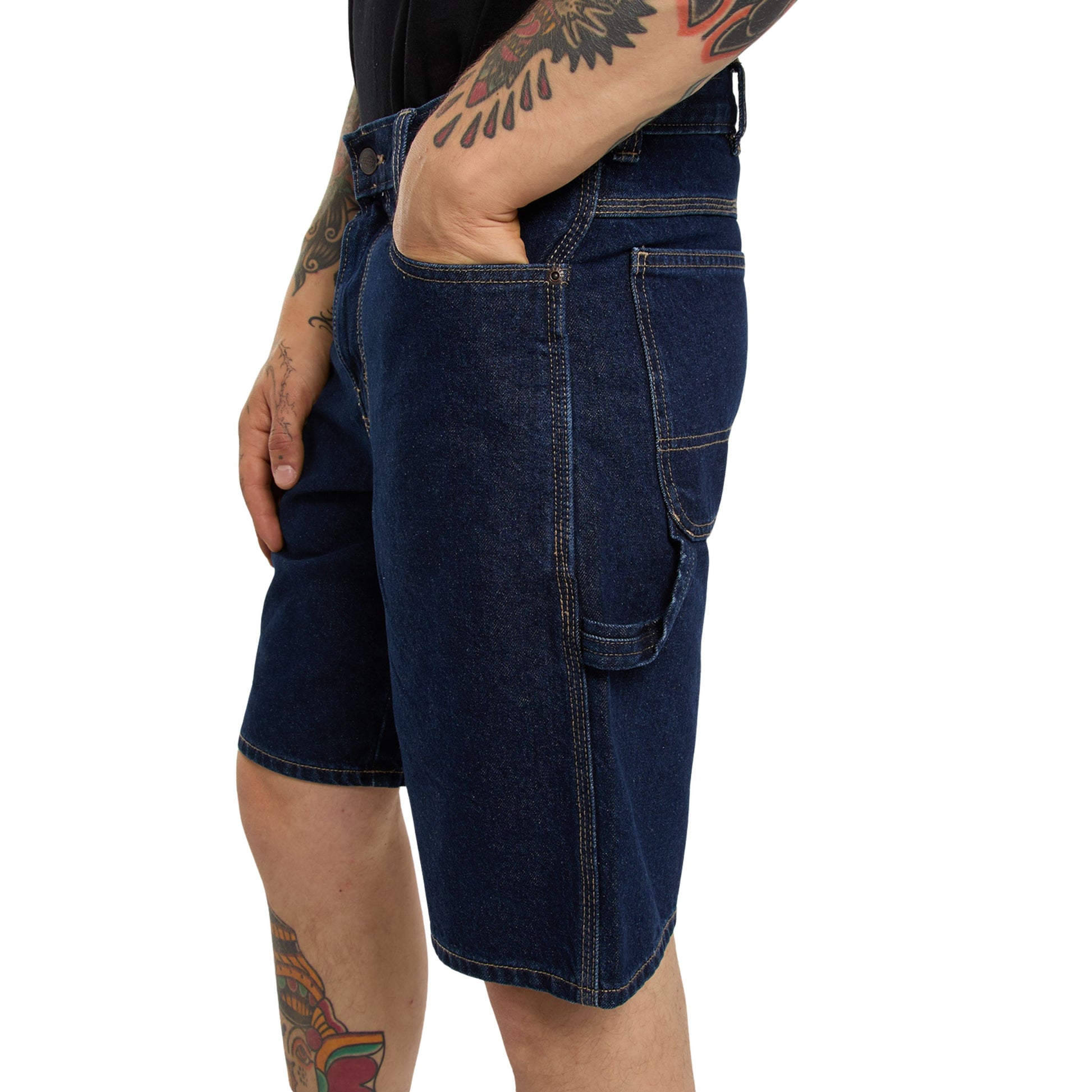 Calções de ganga para homem Dickies 993 11 Inch Carpenter em Dark Indigo. Foto da lateral, vestidos.