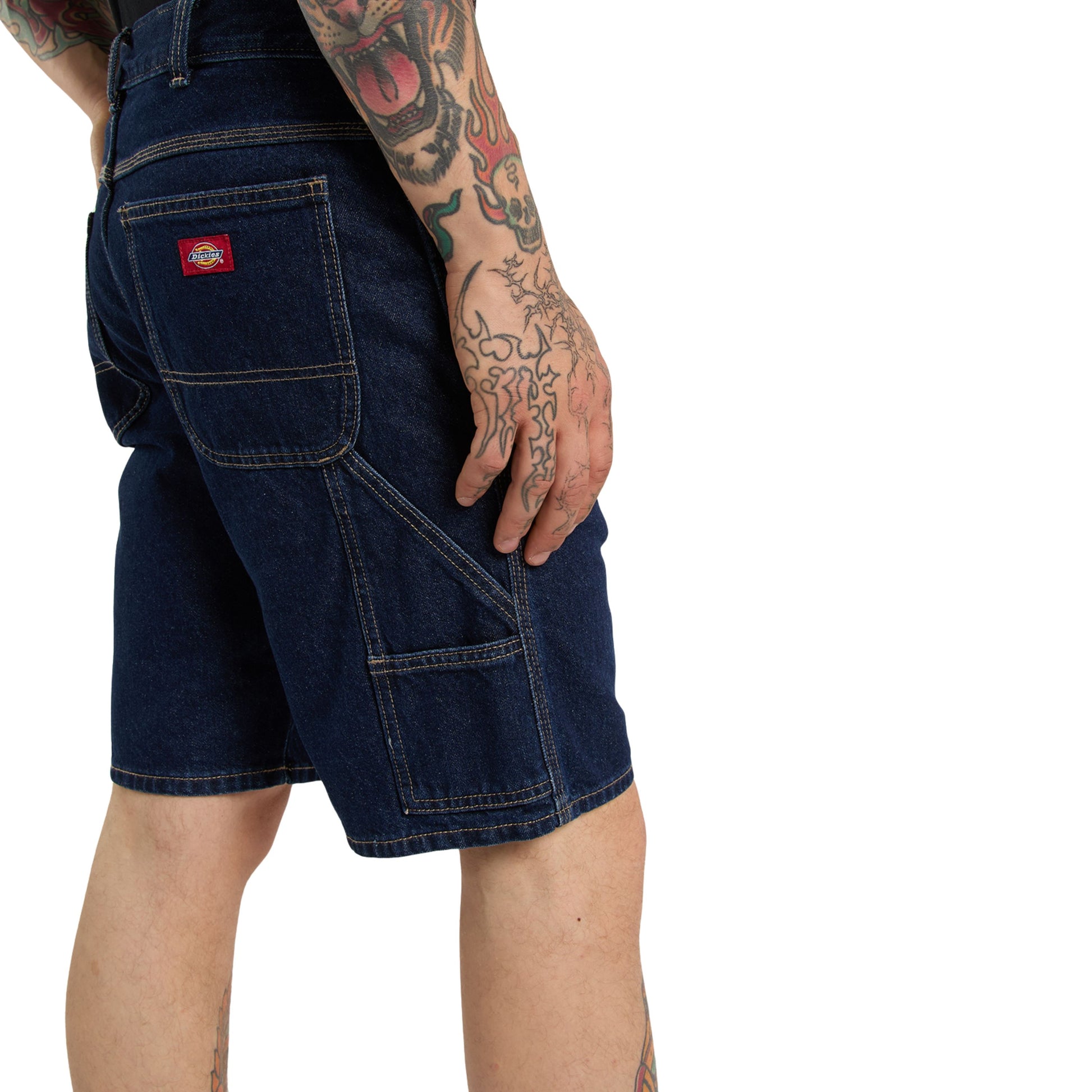 Calções de ganga para homem Dickies 993 11 Inch Carpenter em Dark Indigo. Foto da lateral, vestidos.