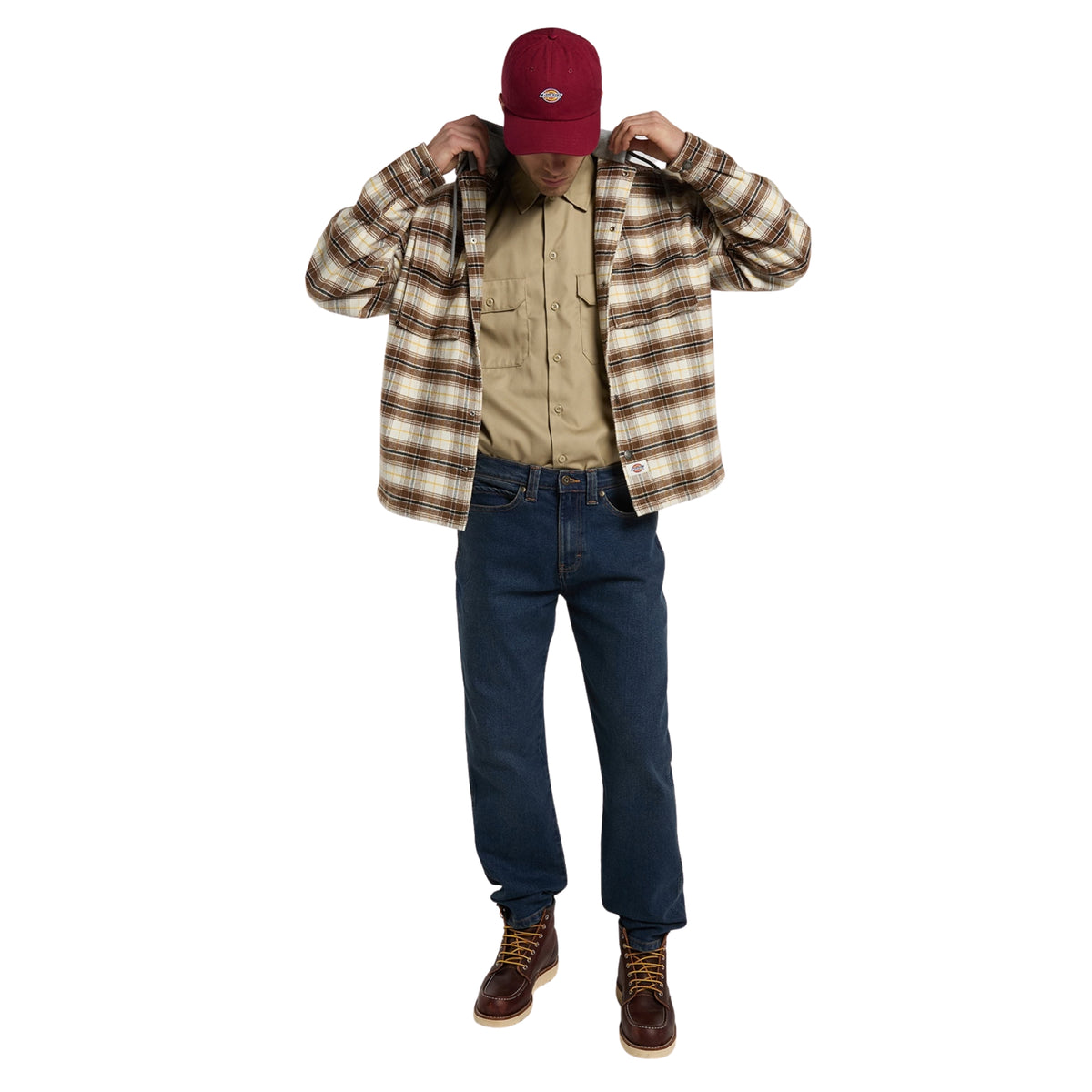 Casaco Dickies Eustis em Egret, modelo de corpo inteiro de frente com o carapuço levantado.
