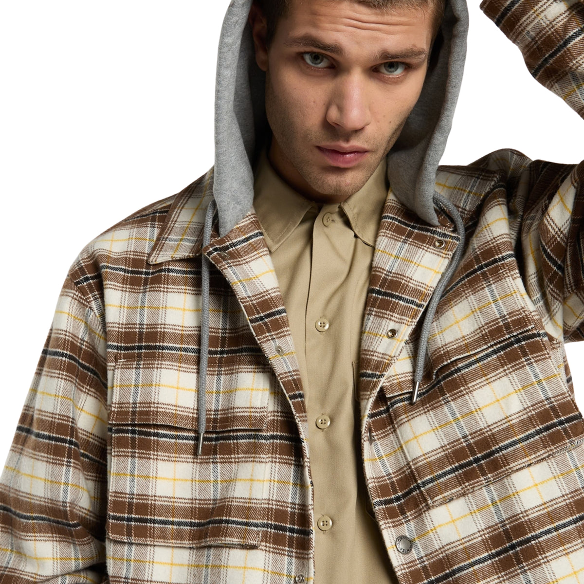 Casaco Dickies Eustis em Egret, close-up do modelo com o carapuço levantado e a parte superior xadrez em destaque.