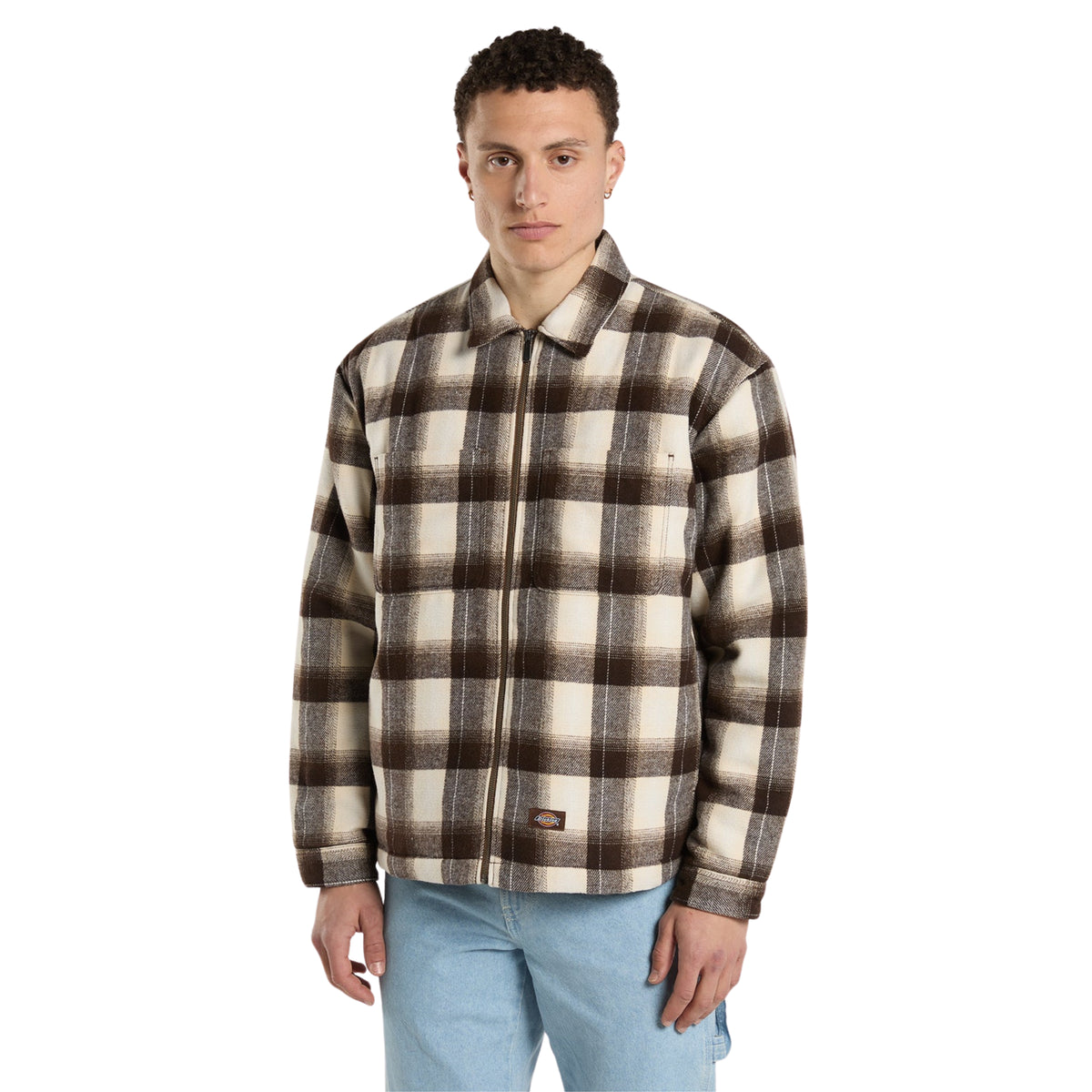 Sobrecamisa Dickies Florence Timber Brown vestida por modelo de frente, com padrão aos quadrados castanhos e cru e fecho de correr.