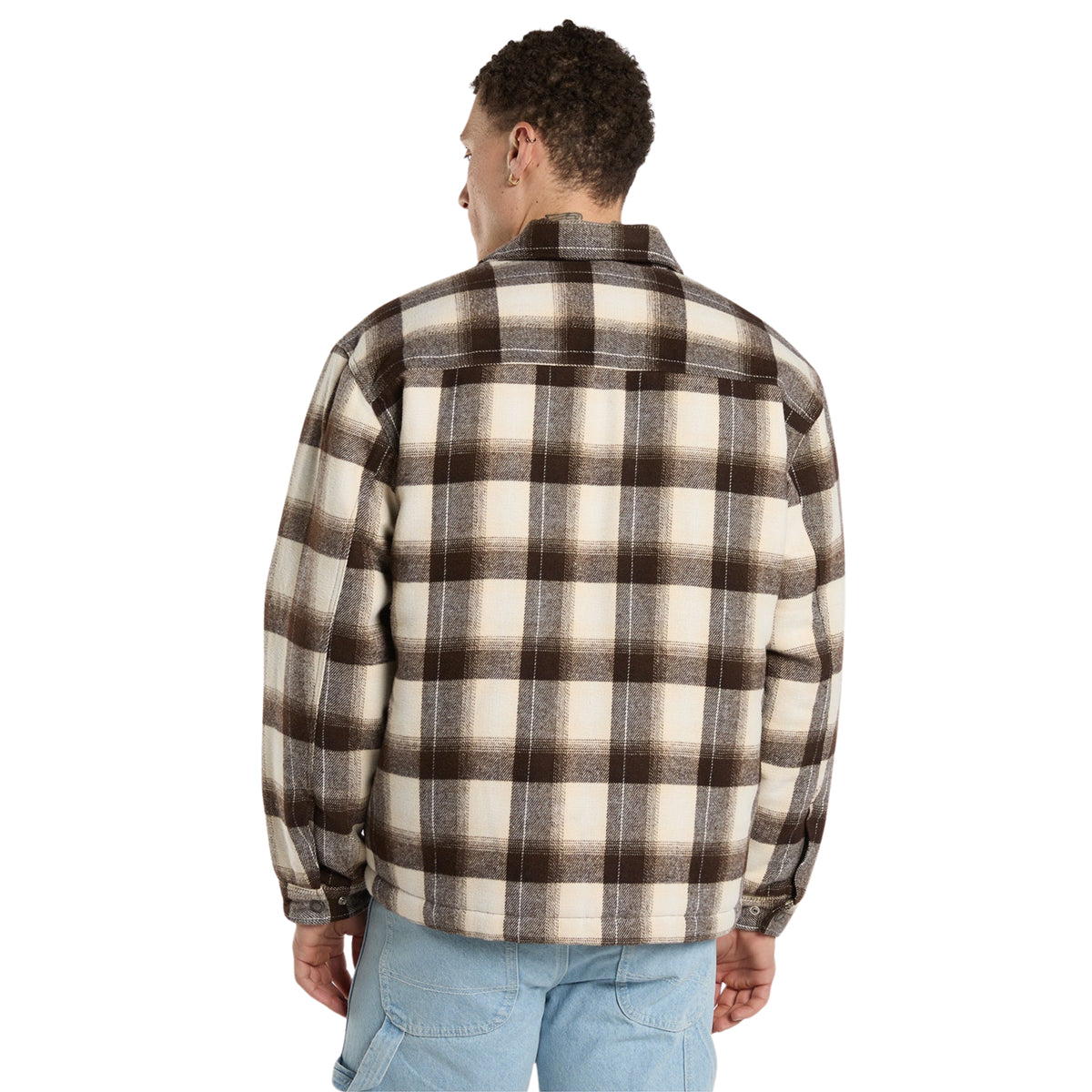 Vista de costas da sobrecamisa Dickies Florence Timber Brown vestida por modelo, com corte amplo e bainha direita.