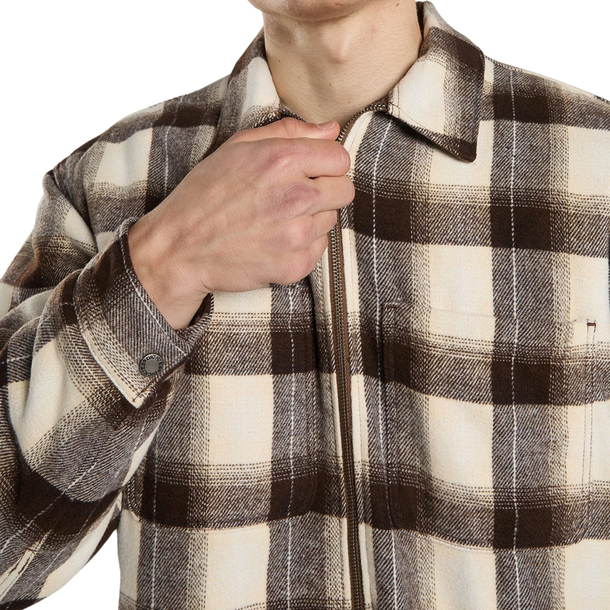 Pormenor da gola, fecho de correr, bolsos de peito e punho com botão de pressão da sobrecamisa Dickies Florence Timber Brown.