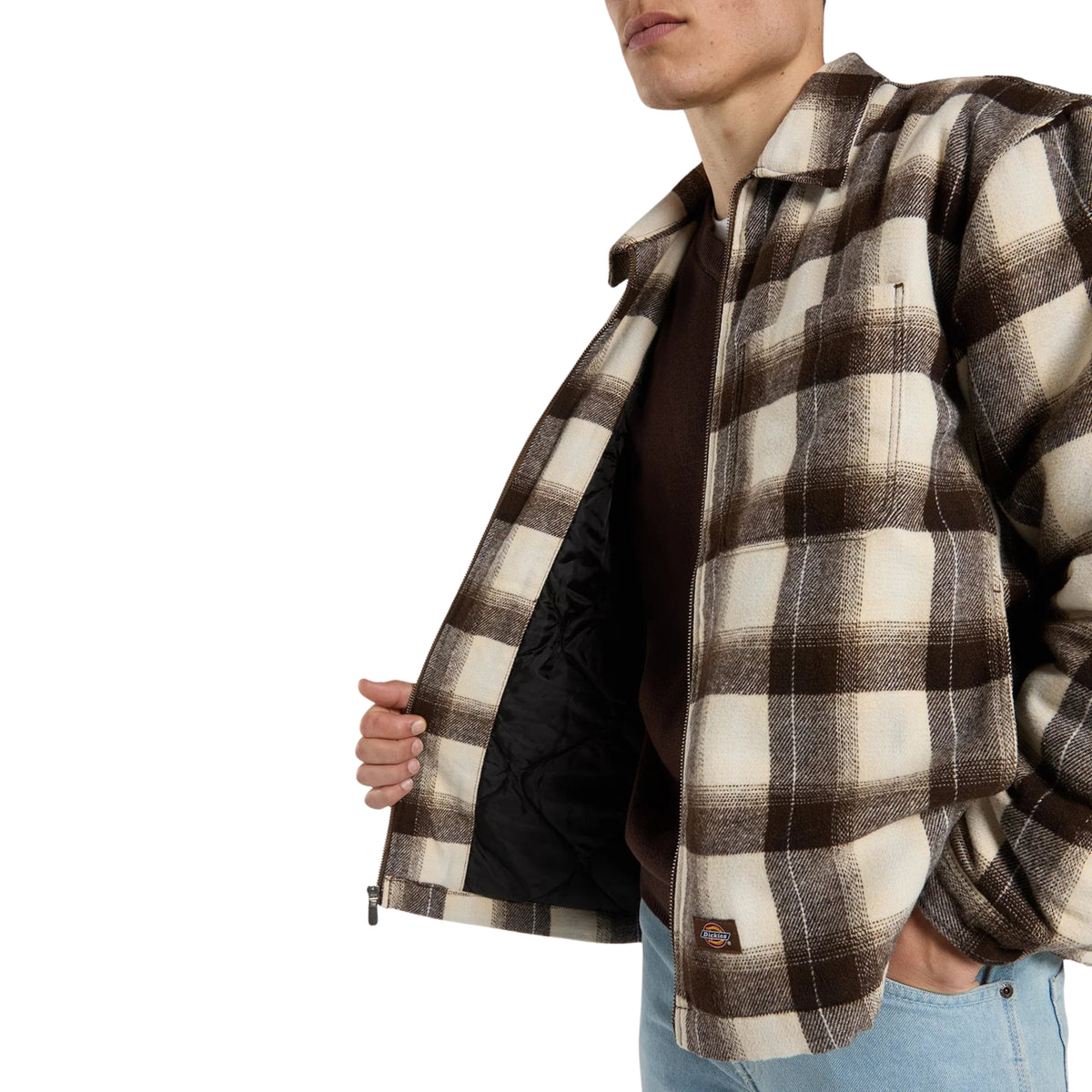 Sobrecamisa Dickies Florence Timber Brown aberta por modelo, mostrando o forro preto acolchoado em losangos.