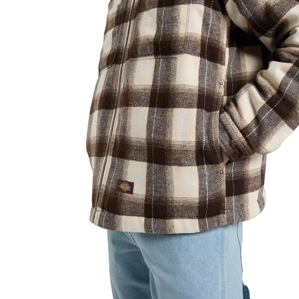 Pormenor da bainha direita e da etiqueta Dickies na frente da sobrecamisa Florence Timber Brown.