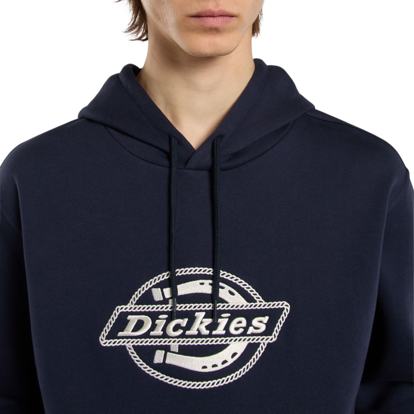 Sweat com carapuço para homem Dickies Forth Shaw em Night Sky. Foto de detalhe do logotipo bordado na frente.